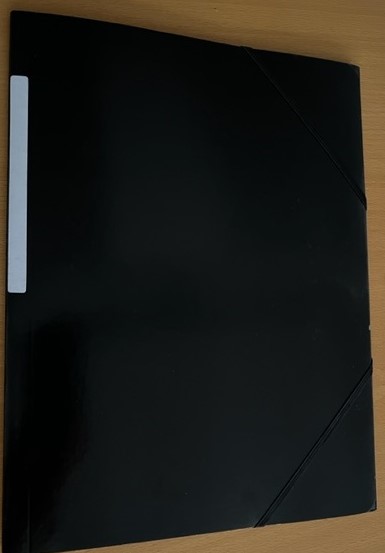 Kulmalukkokansio läpillä A4 108K musta - Kansiot - 50144 - 1